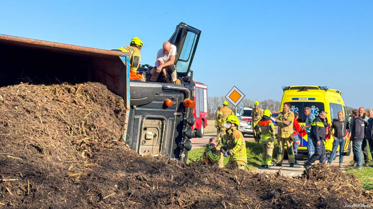 Vrachtwagen met groenafval gekanteld op Texel, chauffeur gewond