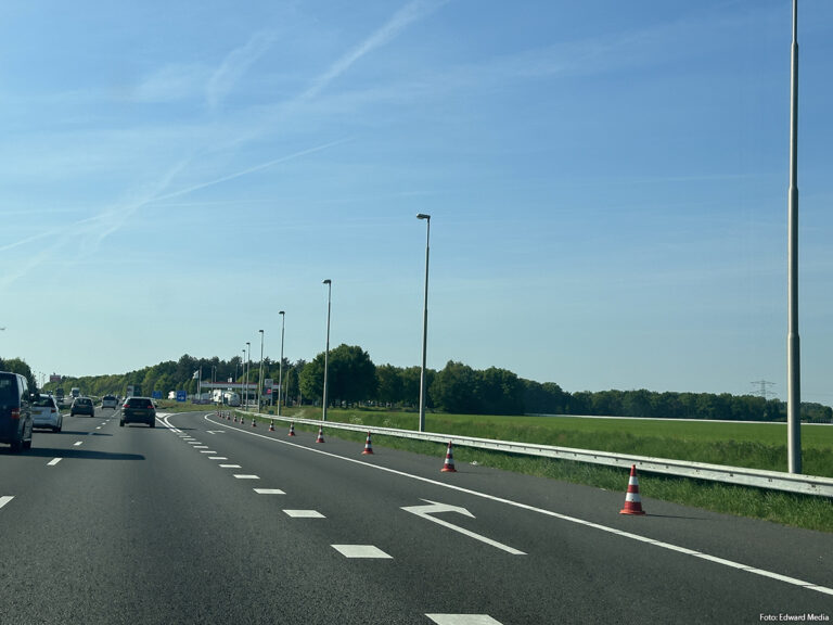 Rijkswaterstaat plaatst pylonen om te voorkomen dat vrachtwagens op vluchtstrook parkeren