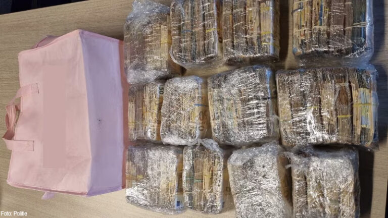 Politie onderschept bijna één miljoen euro contant geld Nieuwegein, twee arrestaties