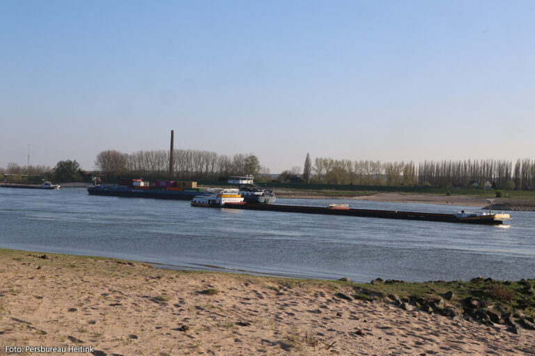 Scheepvaartverkeer op de Waal urenlang gestremd vastgelopen vrachtschip