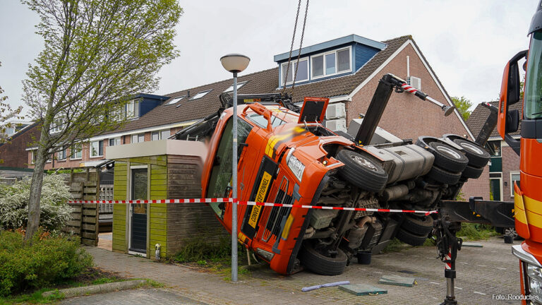 Vrachtwagen met kraan gekanteld in Avenhorn