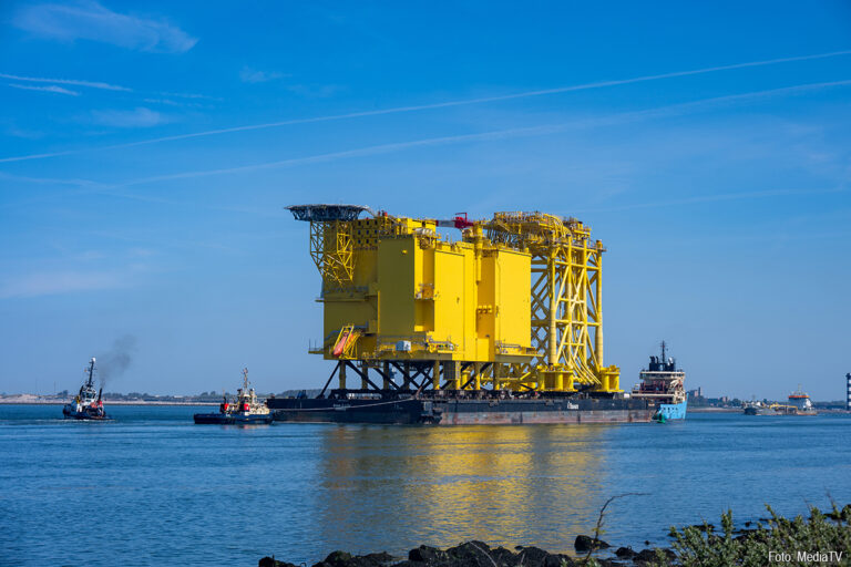 Groot transformatorstation komt aan in Rotterdamse haven