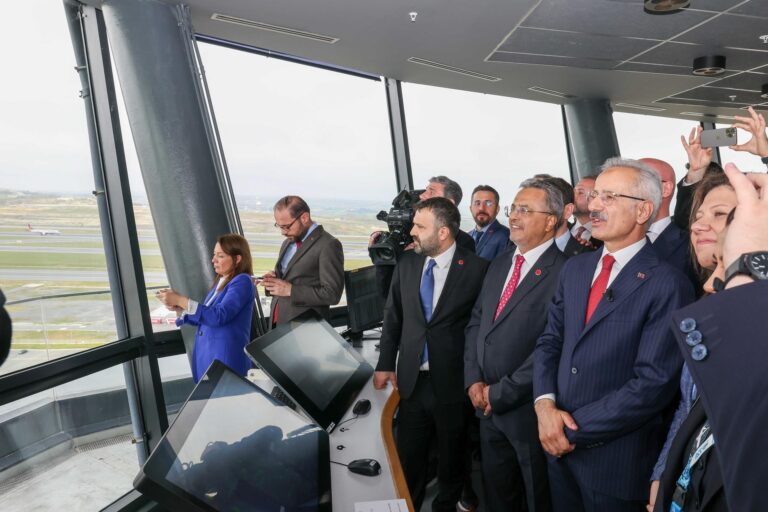 Turkish Airlines viert een nieuw tijdperk in de Europese luchtvaart met Triple Independent Runway Operations [+video]