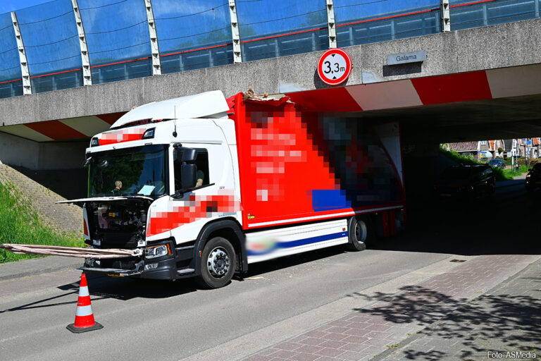 Veel schade nadat vrachtwagen zich vastrijdt onder viaduct in Akkrum [+foto’s]