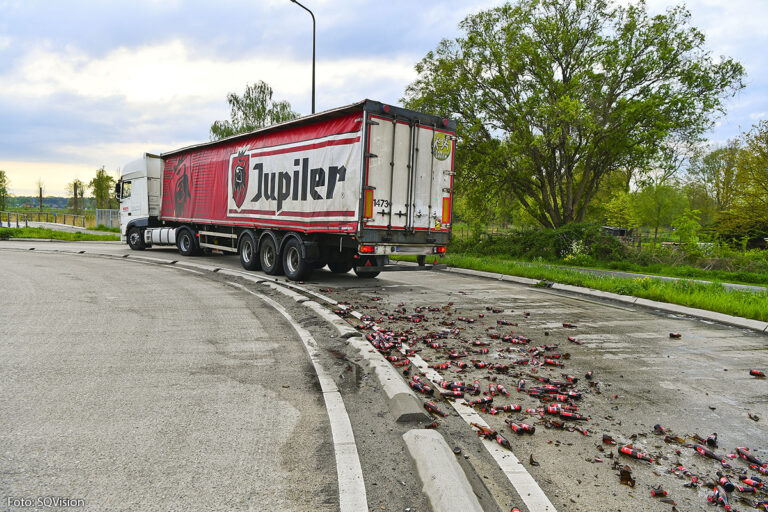 Vrachtwagen verliest kratjes bier op rotonde