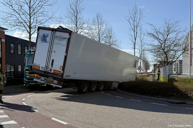 Trekker verliest trailer in Nijkerk