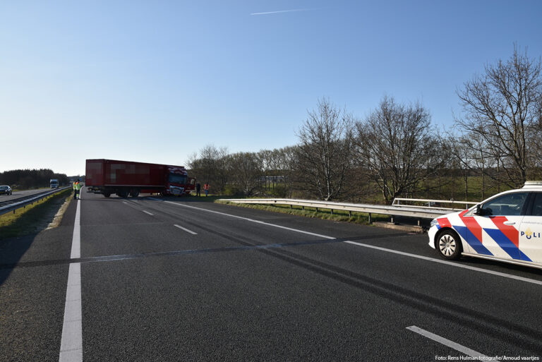 Vrachtwagen geschaard op A32 [+foto’s]