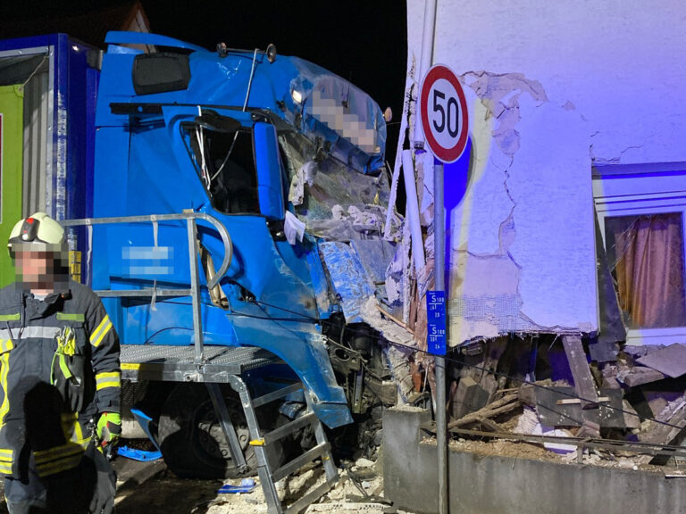 Vrachtwagen ramt gevel van woonhuis in Duits dorp: chauffeur gewond