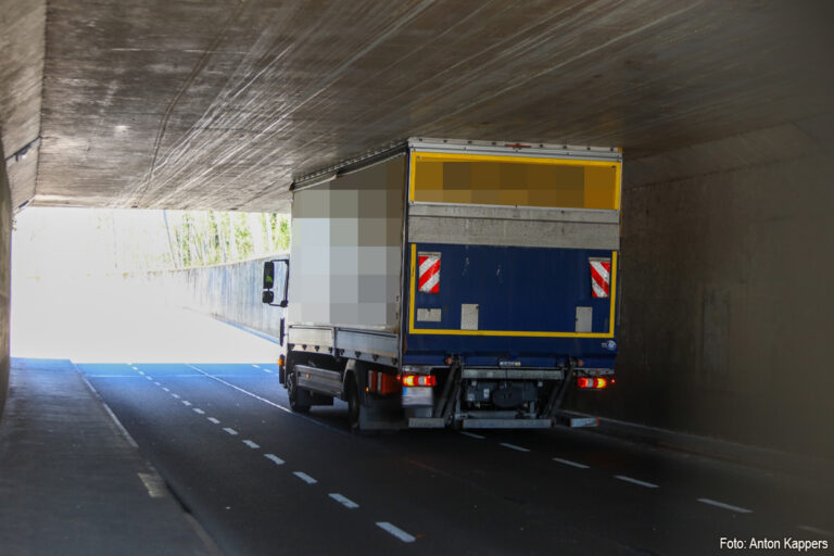 Vrachtwagen vast onder viaduct in Drachten