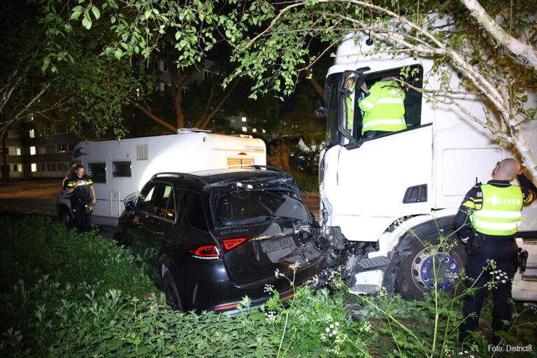 Vrachtwagenchauffeur raakt van de weg en botst op meerdere geparkeerde voertuigen