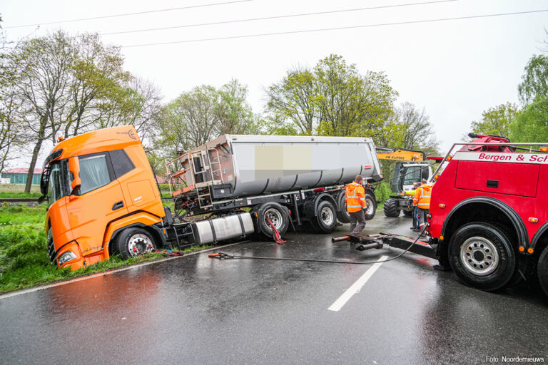 Vrachtwagen net over de grens bij Coevorden van de weg geraakt