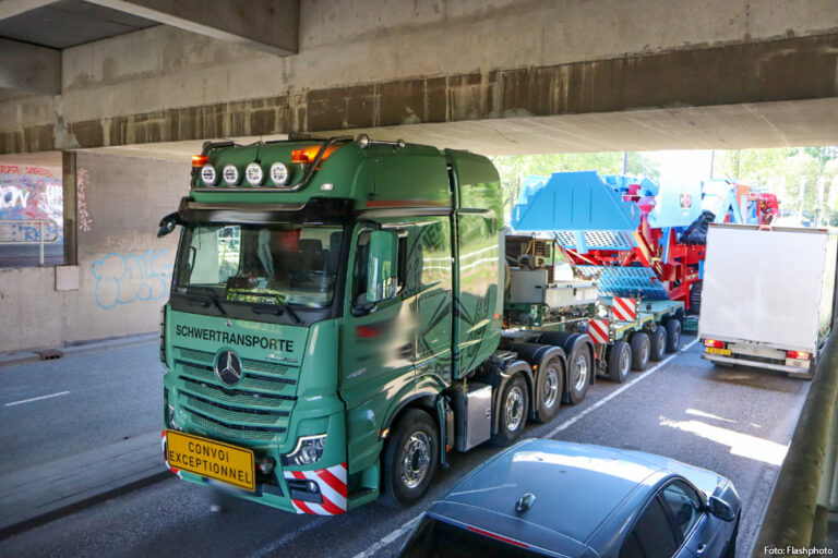 Exceptioneel transport bijna klem onder viaduct in Vlaardingen [+foto’s]