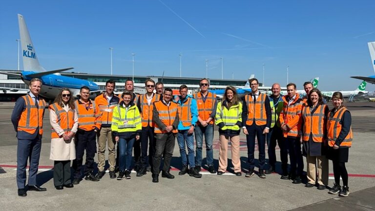 Staatssecretaris Nobel op werkbezoek Schiphol: zorgen over gezondheid en veiligheid centraal