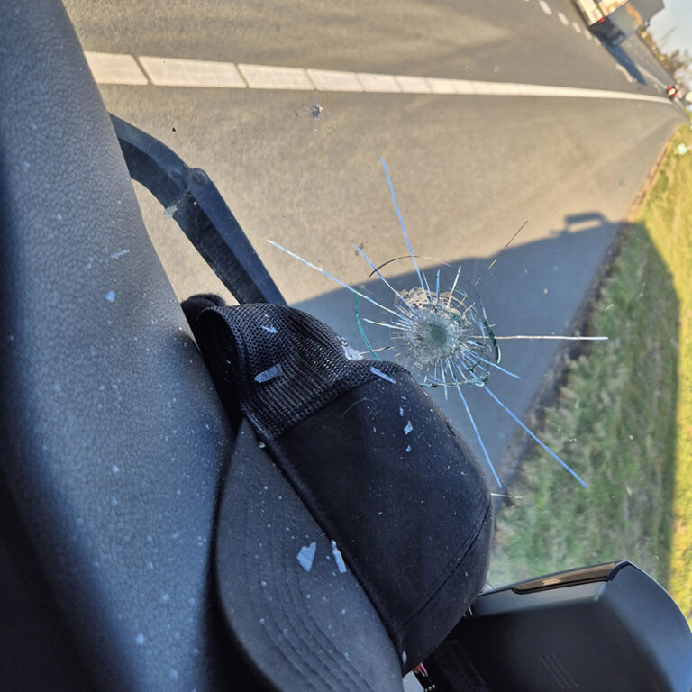 Vrachtwagenchauffeur belaagd met object vanaf viaduct A1: “Cabine vol glassplinters”