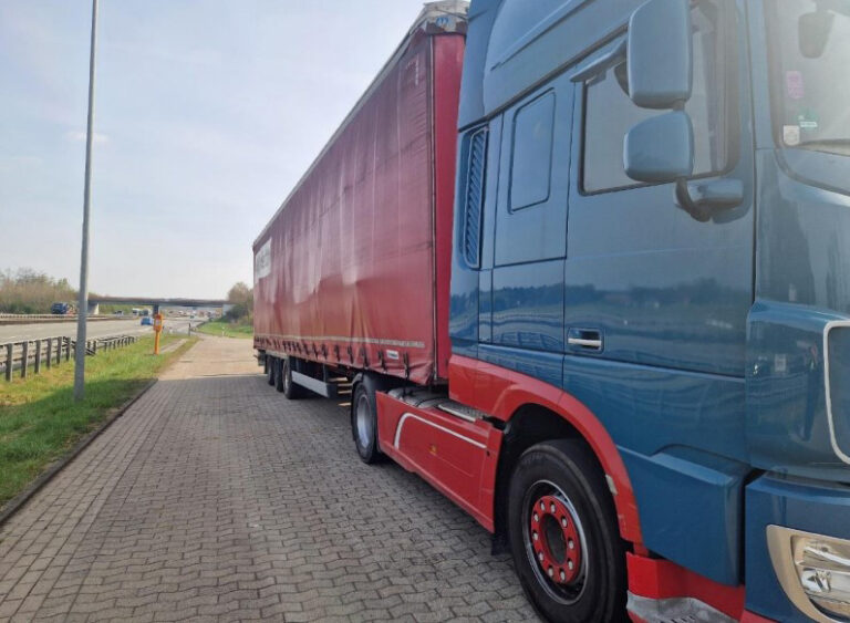 Duitse politie haalt gevaarlijke vrachtwagencombinatie van de weg: valse documenten, defecte remmen en mogelijk illegaal afvaltransport
