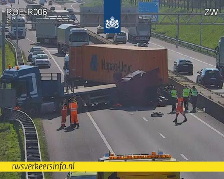Ongeval met meerdere vrachtwagens op A73 [+foto’s]