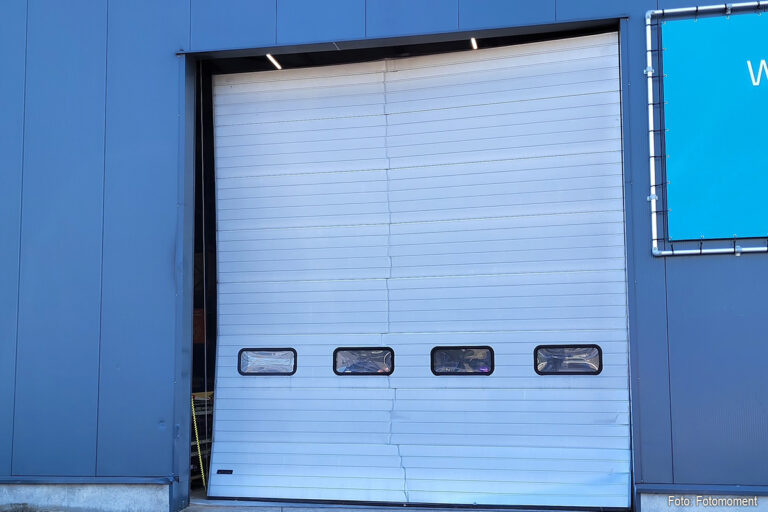 Vrachtwagen rijdt overheaddeur aan diggelen [+foto’s]