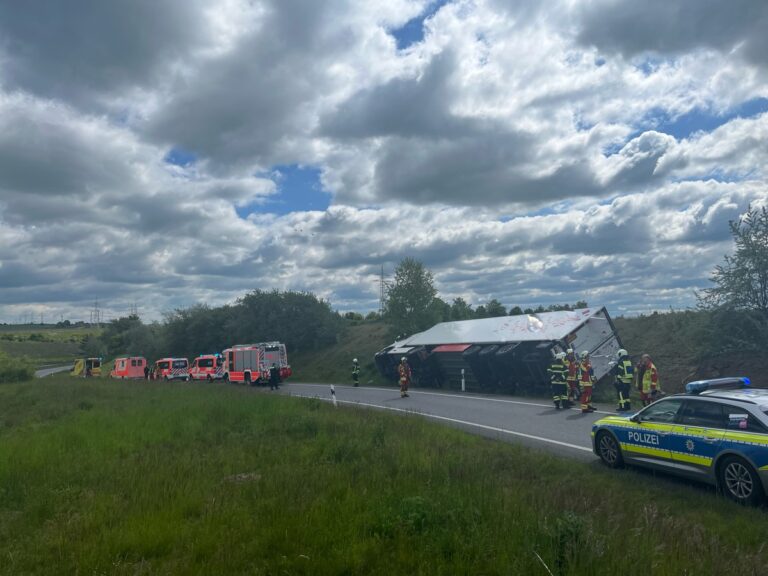 Dronken vrachtwagenchauffeur kantelt met vrachtwagen op Duitse A4