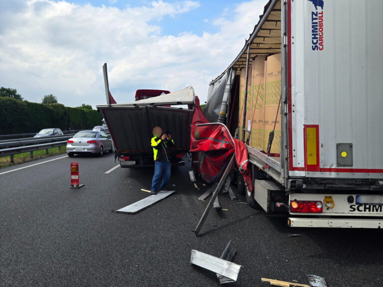 Zijdelingse aanrijding op Duitse A1 scheurt vrachtwagen open