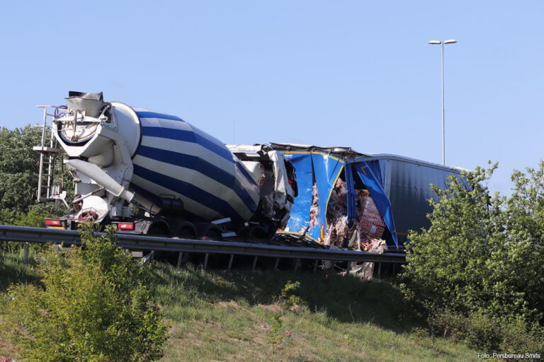 Vrachtwagenchauffeur om het leven gekomen bij aanrijding met twee vrachtwagens op A59 [+foto’s]