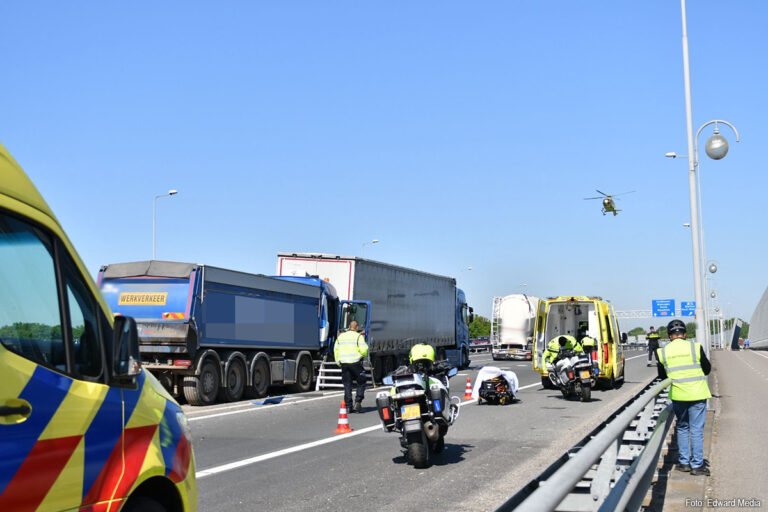 Ernstige aanrijding met drie vrachtwagens op A73