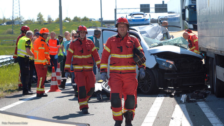 Bestelwagen botst achterop vrachtwagen op N46