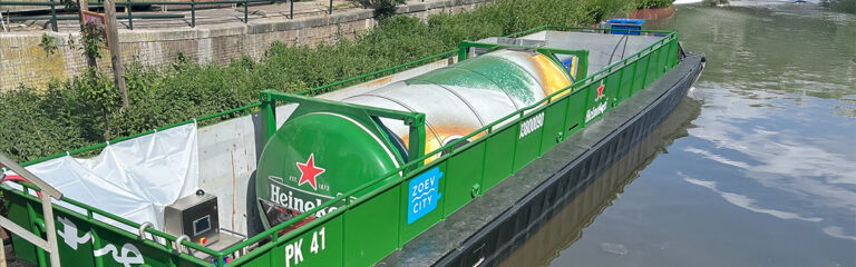 Amsterdam test bierboot als duurzaam alternatief voor stadslogistiek