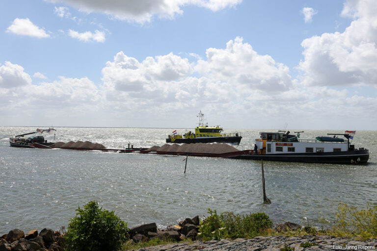 Vrachtschip Ilse-Marie vastgelopen voor ingang havenmond Stavoren