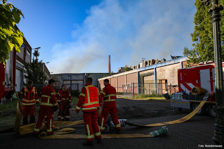 Grote uitslaande brand bij HempFlax Oude Pekela, blussen duurt nog de hele dag [+foto’s]