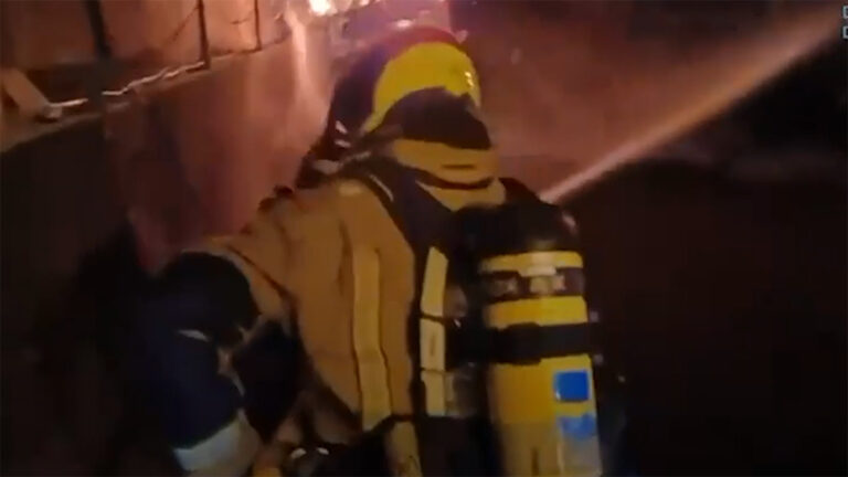 Vrachtwagenchauffeur komt om het leven na klapband en brand in Spaanse tunnel [+video]