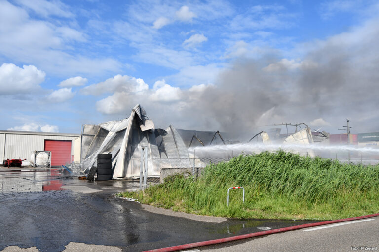 Brand bij transportbedrijf in Westdorpe legt loods in de as