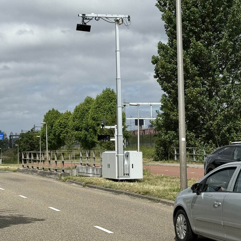 Eerste focusflitser actief: boetes voor vasthouden telefoon tijdens het rijden
