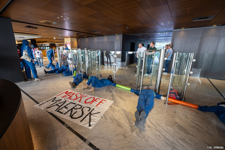 Actievoerders blokkeren hoofdkantoor Maersk in Rotterdam uit protest tegen vermeende wapenleveringen