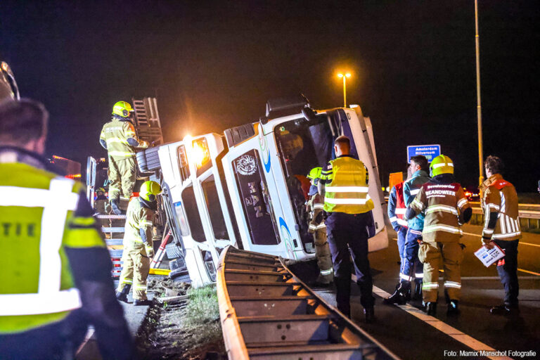 Vrachtwagen gekanteld op A28 [+foto’s]