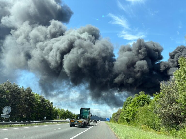 A73 bij Horst gaat weer open, brand nog niet onder controle