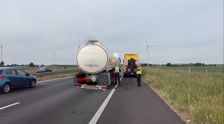 Aanrijding met twee vrachtwagens op A59