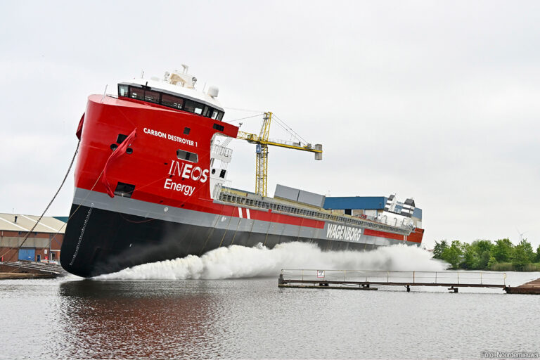 Eerste Europese offshore CO₂-tanker gedoopt en te water gelaten in Farmsum