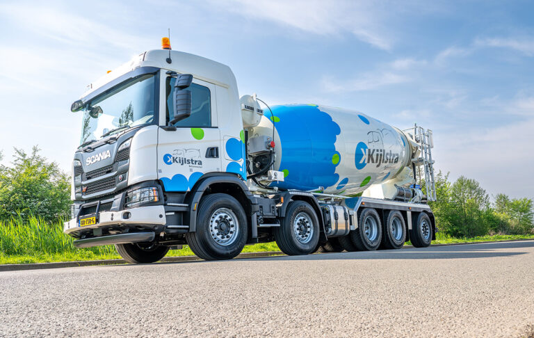 Kijlstra Betonmortel neemt eerste af fabriek geleverde Scania vijfasser met Wide Spread Triple in gebruik