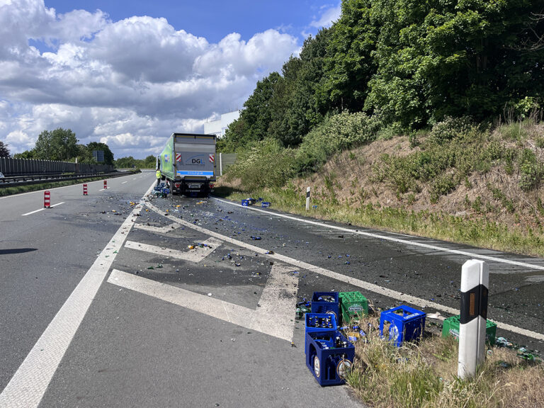 Vrachtwagen verliest twee pallets met kratjes bier op Duitse A28