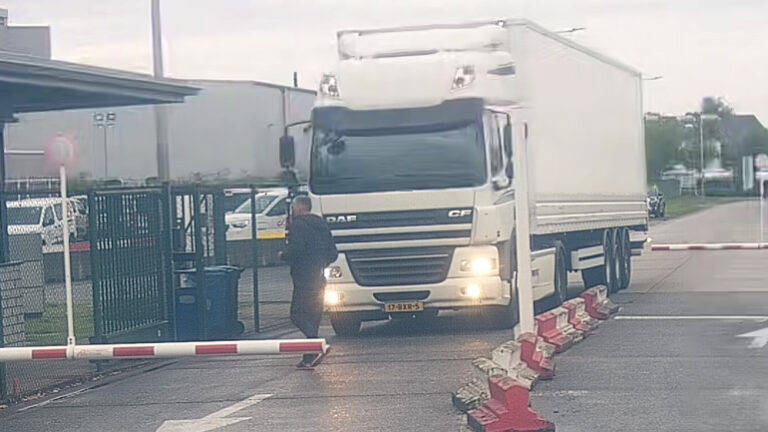 Tips gezocht na ladingdiefstallen: Wie herkent deze vrachtwagen en/of de chauffeur [+foto’s]