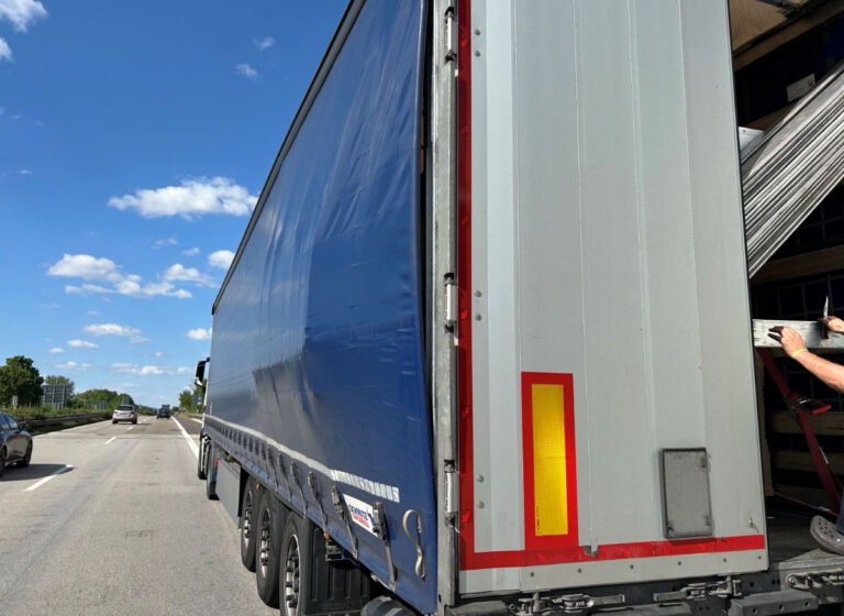 Ondeugdelijk gezekerde lading zorgt voor schade aan vrachtwagen op Duitse A65