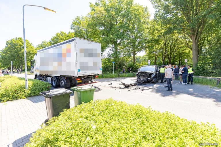 Bestelbus botst op lesvrachtwagen in Klazienaveen
