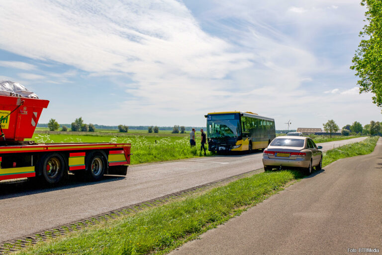 Lijnbus botst op vrachtwagen in Rijs [+foto’s]