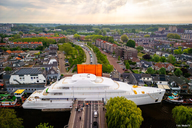 Megajacht op transport door Alphen aan den Rijn