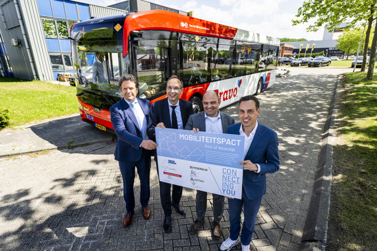Port of Moerdijk binnenkort bereikbaar voor OV-reizigers na ondertekening Mobiliteitspact
