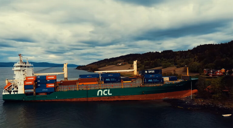 Containerschip ‘NCL Salten’ in Noorse tuin losgetrokken