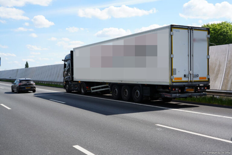 Vrachtwagenchauffeur aangehouden na aanrijding op A28 [+foto’s]
