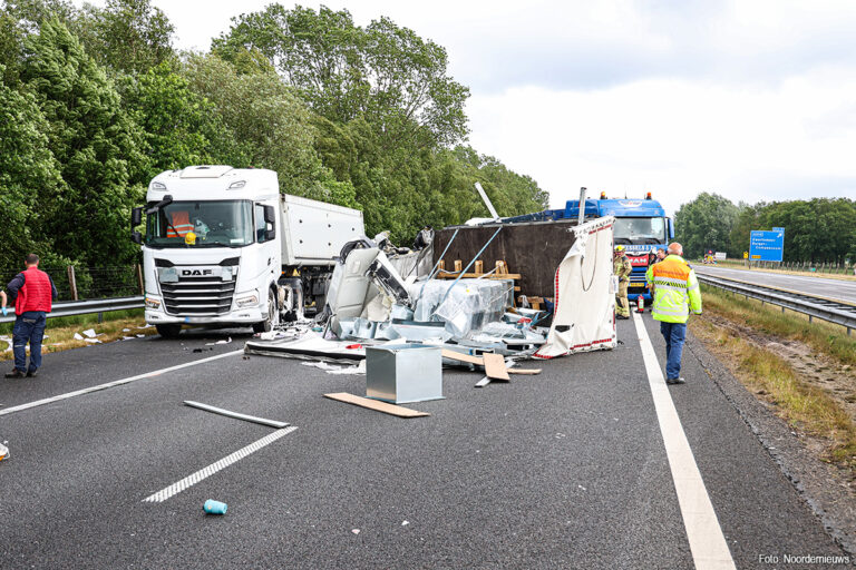 Aanrijding vrachtwagen en bestelwagen zorgt voor ravage op A37