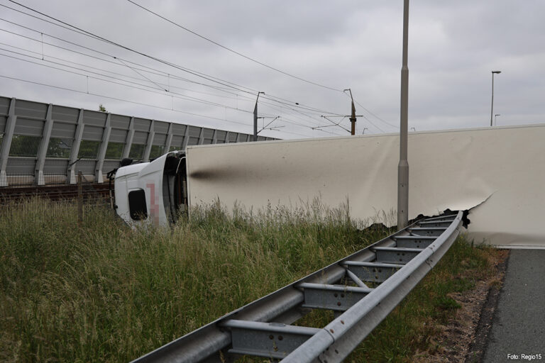 Vrachtwagen gekanteld op A4 door dronken automobilist [+foto’s]