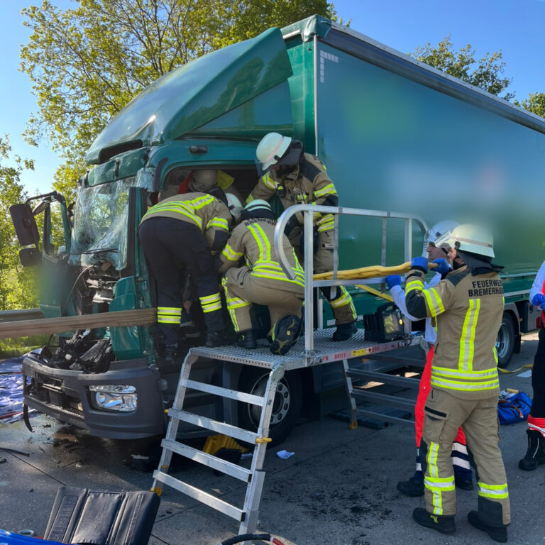 Vrachtwagenchauffeuse zwaargewond bij ernstig ongeval op Duitse A27 bij Bremerhaven [+foto’s]